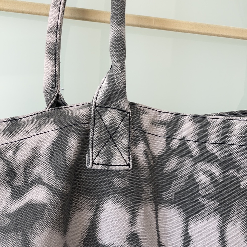 ALO Yoga Large Tote Bag – Tie-Dye Logo Tote - Picture 4 of 4